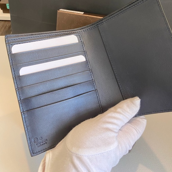 Brand New: Gucci GG Logo Vertical Passport Case - Picture 2 of 6